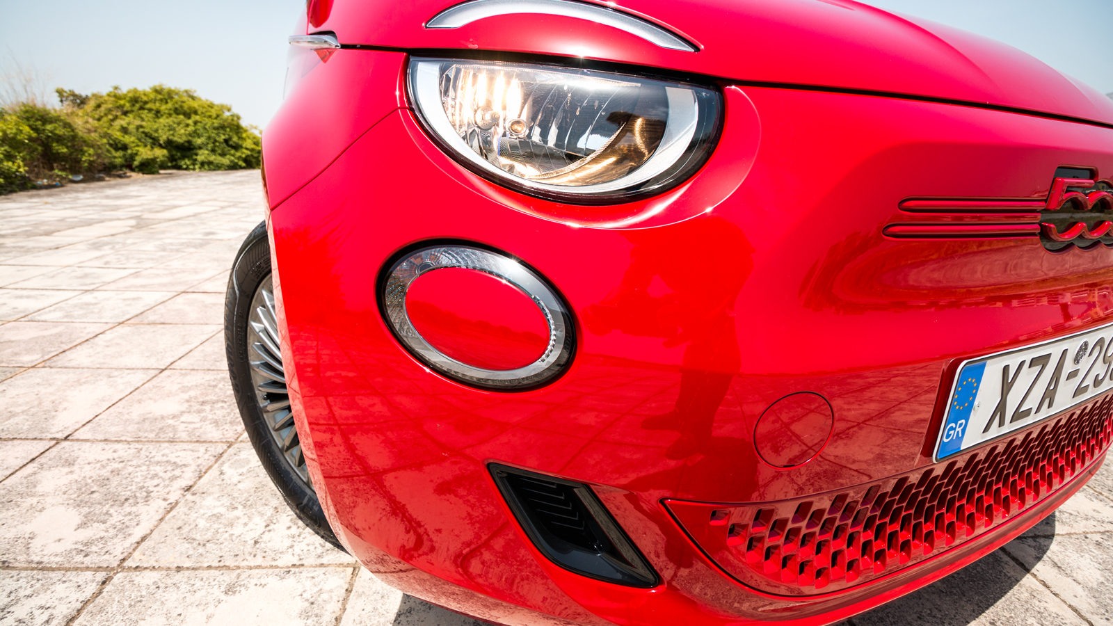 Στιλάτο, κομψό και στο χρώμα του πάθους, το Fiat 500e RED Edition δεν περνάει απαρατήρητο 
